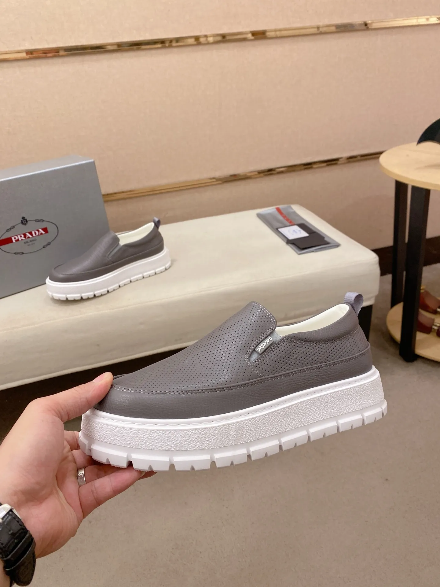 Men's shoes 💰 580💰 ✔️✔️✔️High version High-quality new PRADA (Prada) counters are launched simultaneously, new men's shoes, 😘fabrics are selected from first-layer cowhide fabrics. Lining: Imported cowhide leather lining. 👍🏿High-end☄️Open-molded non-slip rubber outsole, exquisite lines, simple and elegant, comfortable and high-end for leisure travel. Code number: 38 to 45